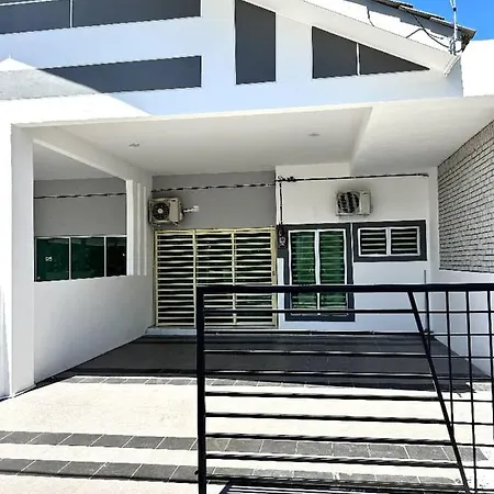 Zh Homestay Teluk Batik Lumut Exterior photo